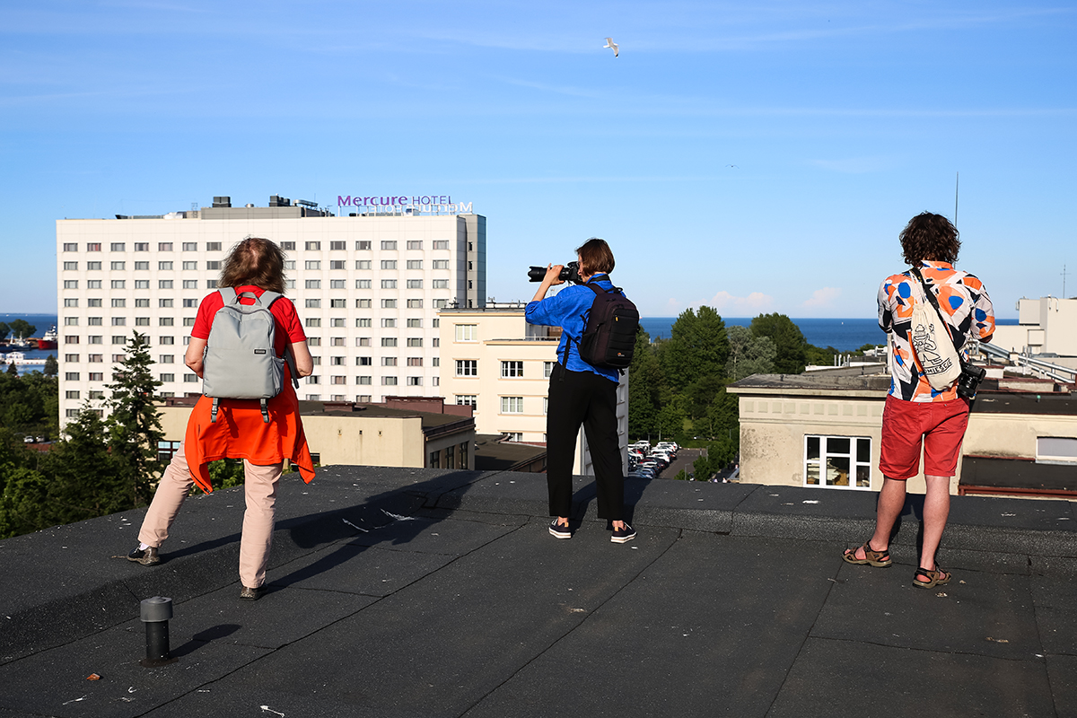 Uczestnicy fotospaceru szukali m.in. panoram ukazujących styk morza i miasta. Fot. Przemysław Kozłowski / Agencja Rozwoju Gdyni