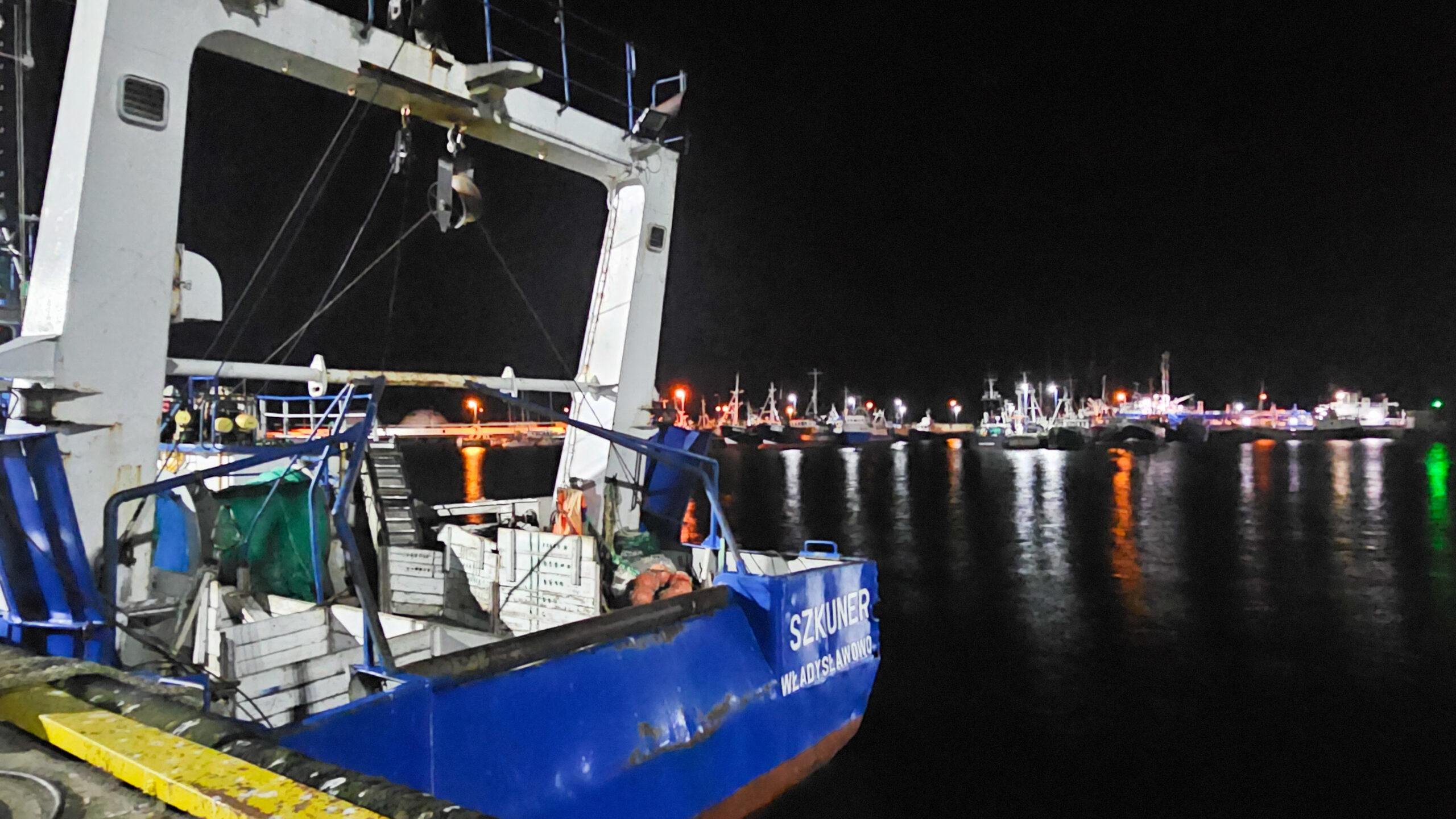 Październikowy port we Władysławowie nocą